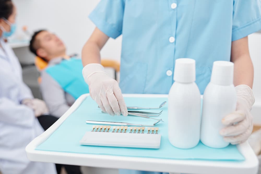 assistant-preparing-tray-for-dentist-8Y6P7ZA