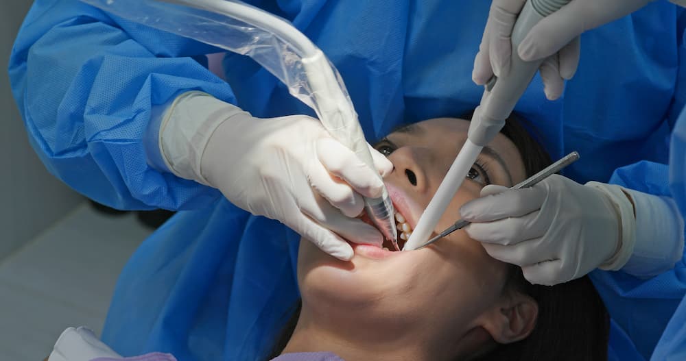 woman-undergo-dental-scaling-treatment-J5BU9J8 (1)