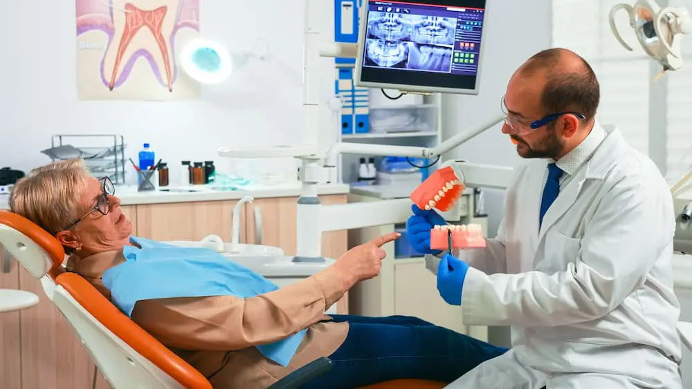 最新消息 4 explaining procedure using model of dental teeth 2021 08 29 15 49 47 utc 1