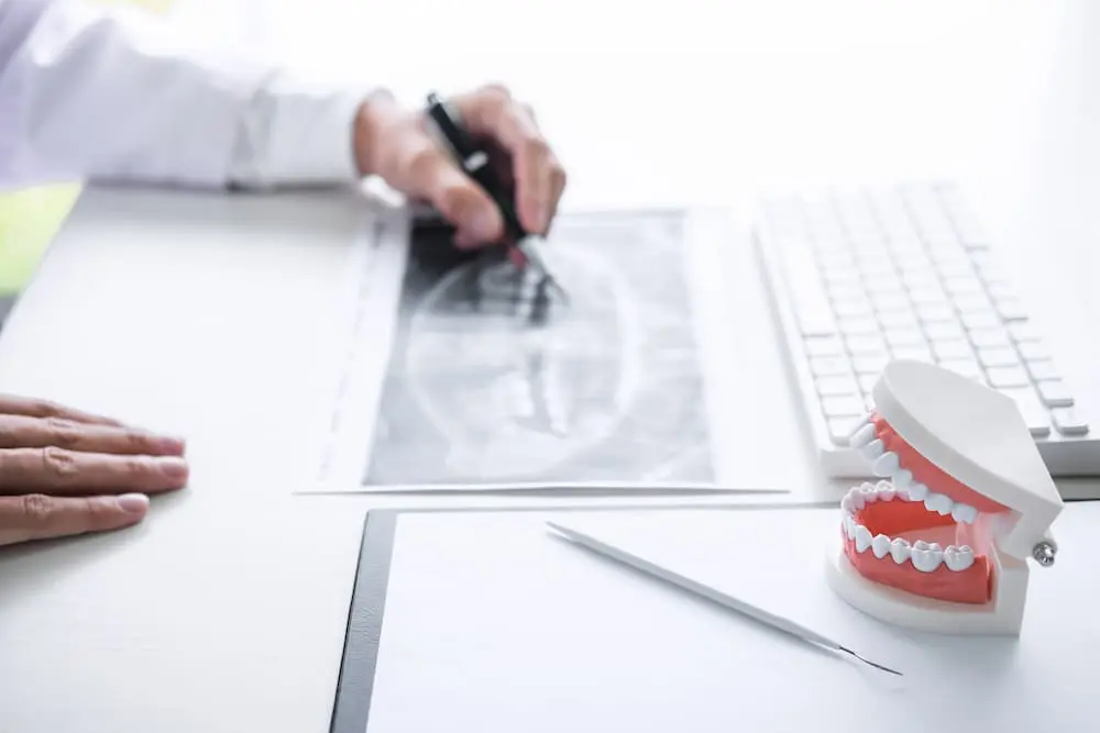 最新消息 5 male doctor or dentist working with patient tooth 2021 08 30 22 58 04 utc 1